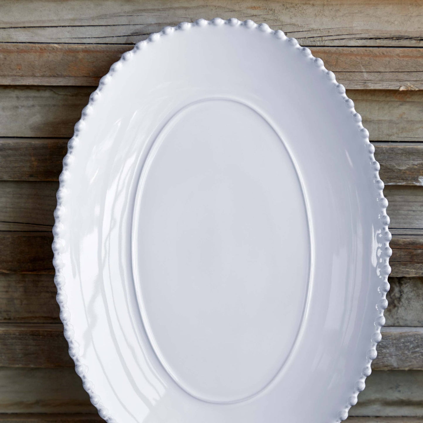Plat ovale Pearl 40 cm, bord perlé, en grès fin blanc fabriqué au Portugal, vaisselle élégante et intemporelle Madame Beaumont.