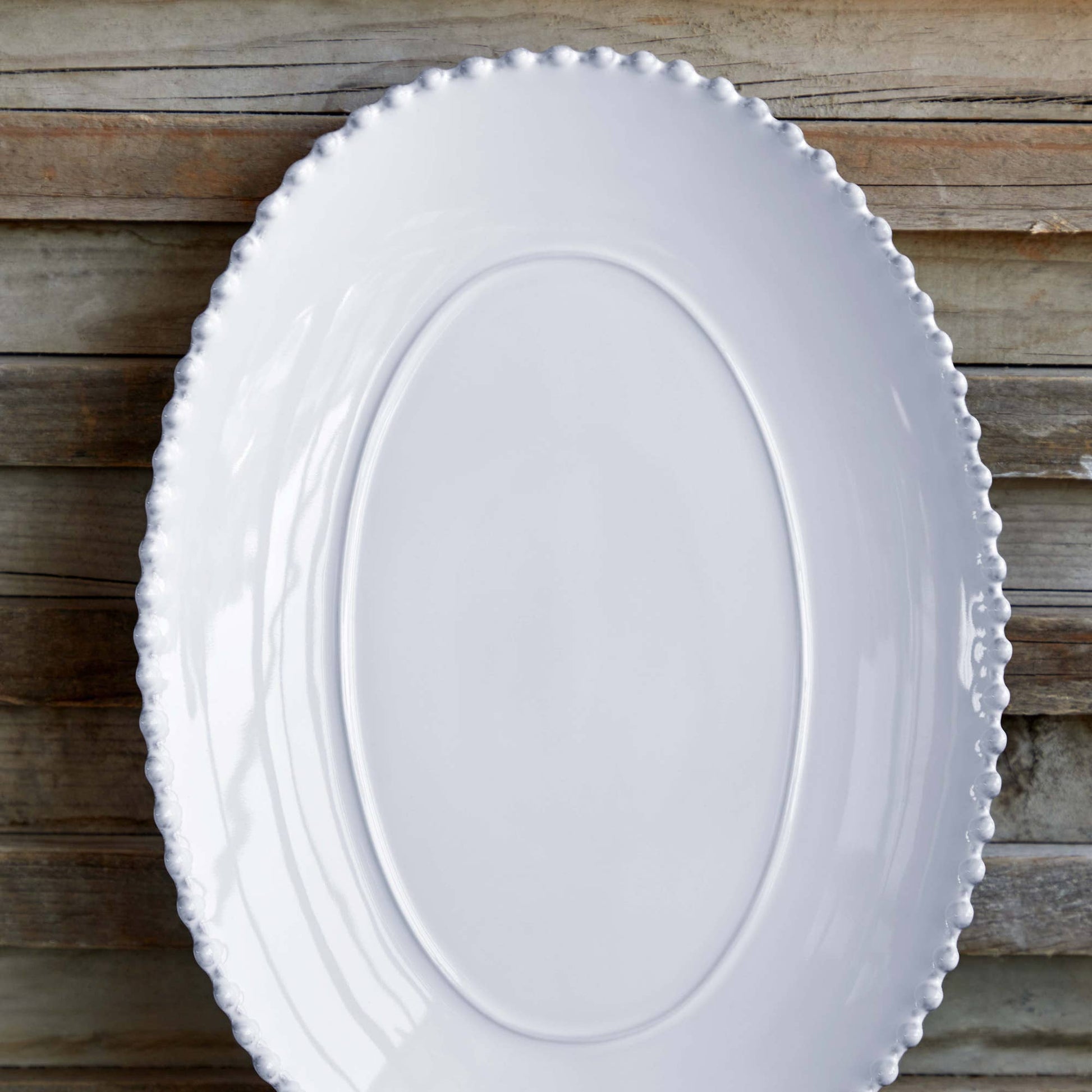 Plat ovale Pearl 40 cm, bord perlé, en grès fin blanc fabriqué au Portugal, vaisselle élégante et intemporelle Madame Beaumont.