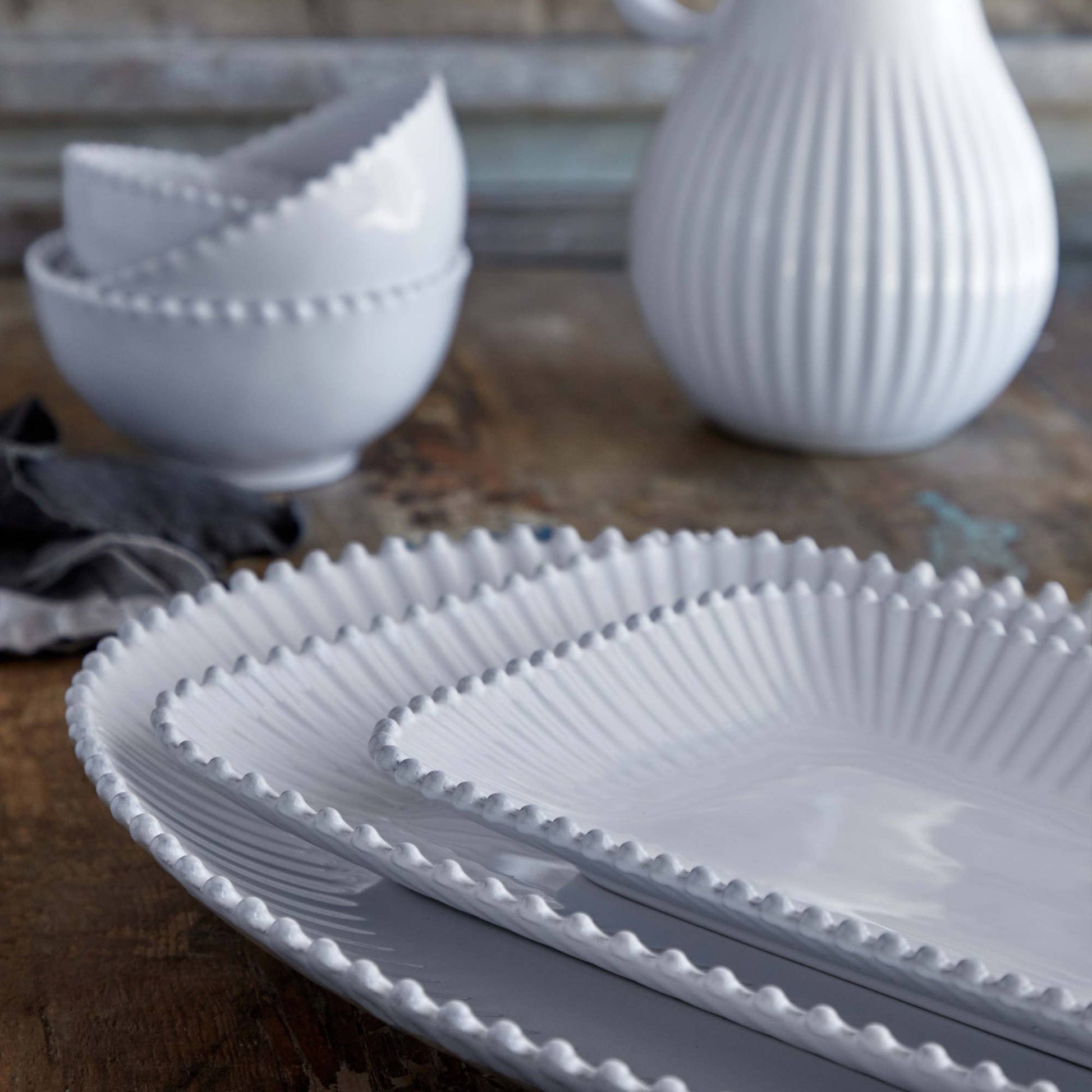 Plat rectangulaire en grès fin blanc collection Pearl, fabriqué au Portugal, style campagne chic Madame Beaumont.