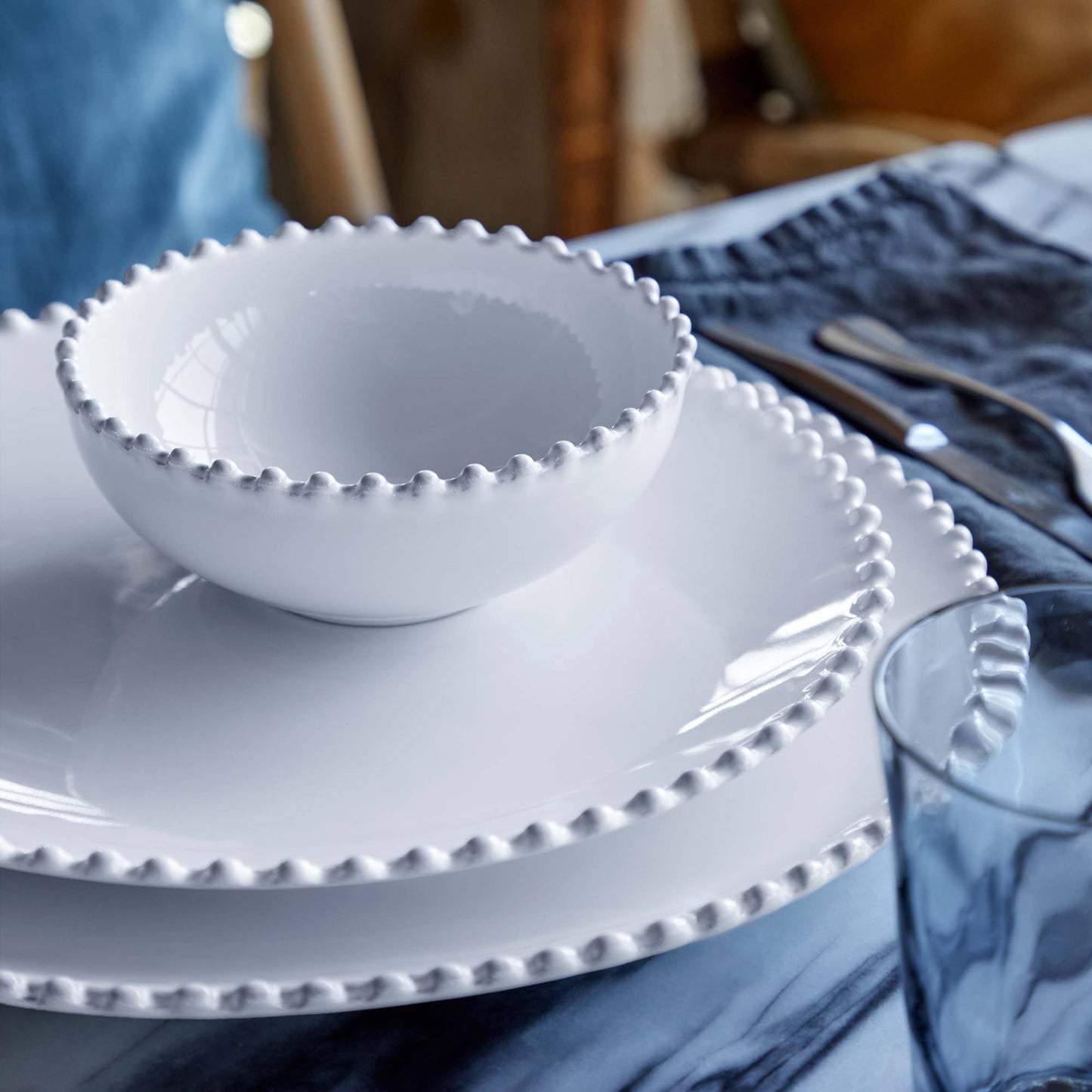 Plat rond Pearl 33 cm, grès fin blanc fabriqué au Portugal, bord perlé élégant, vaisselle campagne chic Madame Beaumont.