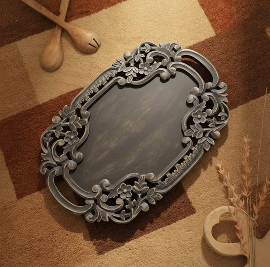 Plateau sculpté Adirondack noir, plateau en bois fait main, finition mate élégante et intemporelle, poignées latérales, Madame Beaumont.