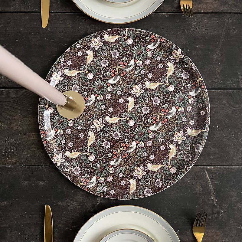 Grand plateau rond de 38 cm reproduisant le motif Strawberry Thief de William Morris, avec oiseaux, fraises, fleurs et feuillages. Fabriqué en Europe en placage de bouleau nordique.