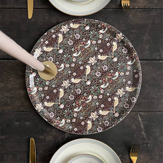 Grand plateau rond de 38 cm reproduisant le motif Strawberry Thief de William Morris, avec oiseaux, fraises, fleurs et feuillages. Fabriqué en Europe en placage de bouleau nordique.