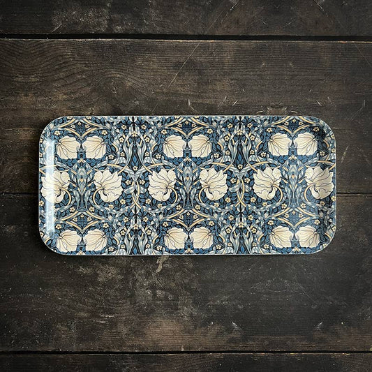 Plateau Pimpernel Blue de William Morris aux motifs floraux bleus posé sur une table en bois