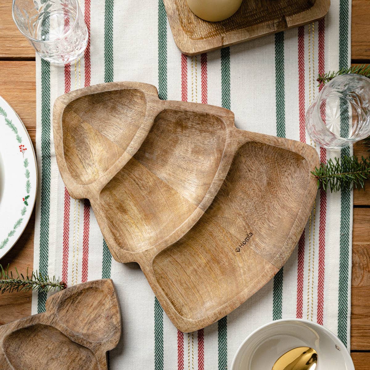 plateau en forme de sapin, posé au milieu d'une table décorée pour nöel