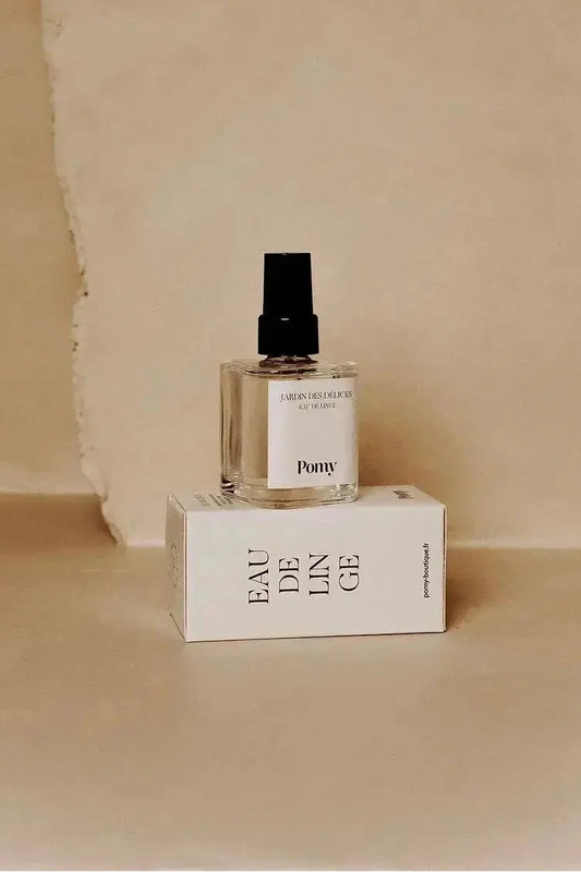 eau de linge, flacon élégant posé sur sa boîte d'emballage