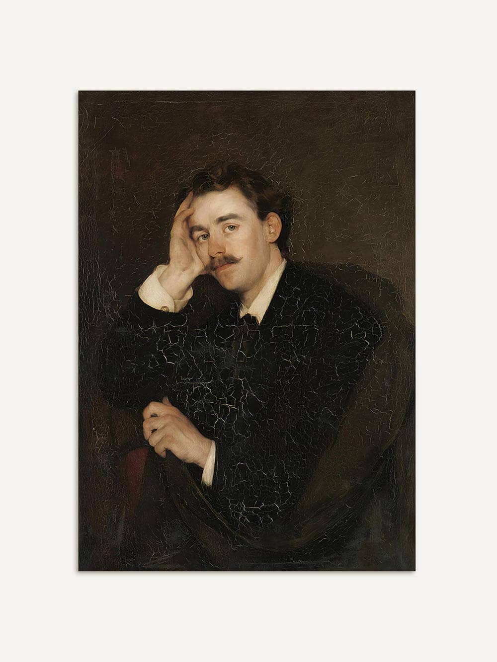 Plan rapproché du portrait : l’homme pose sa main sur sa tempe, regard pensif, costume noir élégant, fond brun profond.