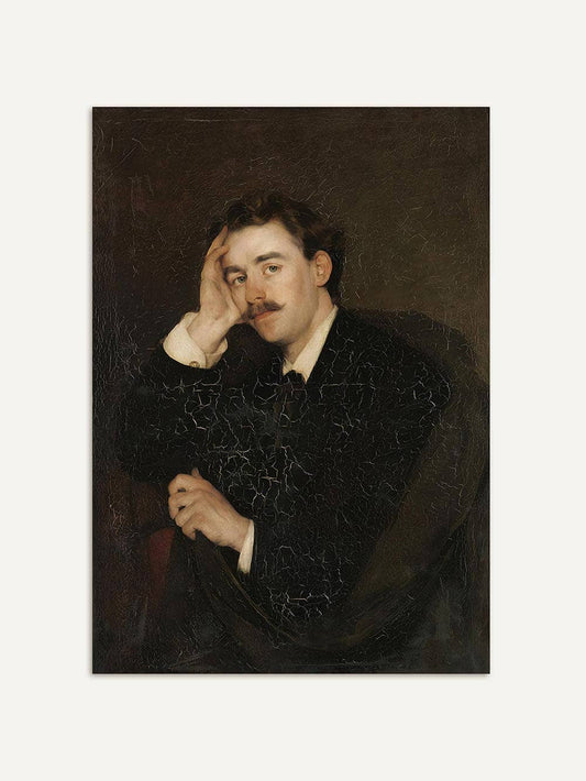 Plan rapproché du portrait : l’homme pose sa main sur sa tempe, regard pensif, costume noir élégant, fond brun profond.