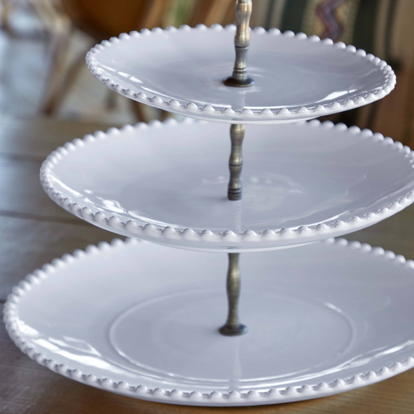 Présentoir trois étages en grès fin blanc avec bords perlés, tige en métal patiné, fabrication portugaise, style campagne chic Madame Beaumont.