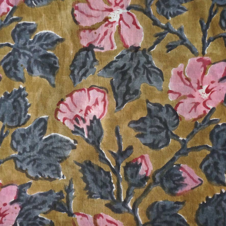 Sac en coton motif floral n°107 posé sur fond neutre