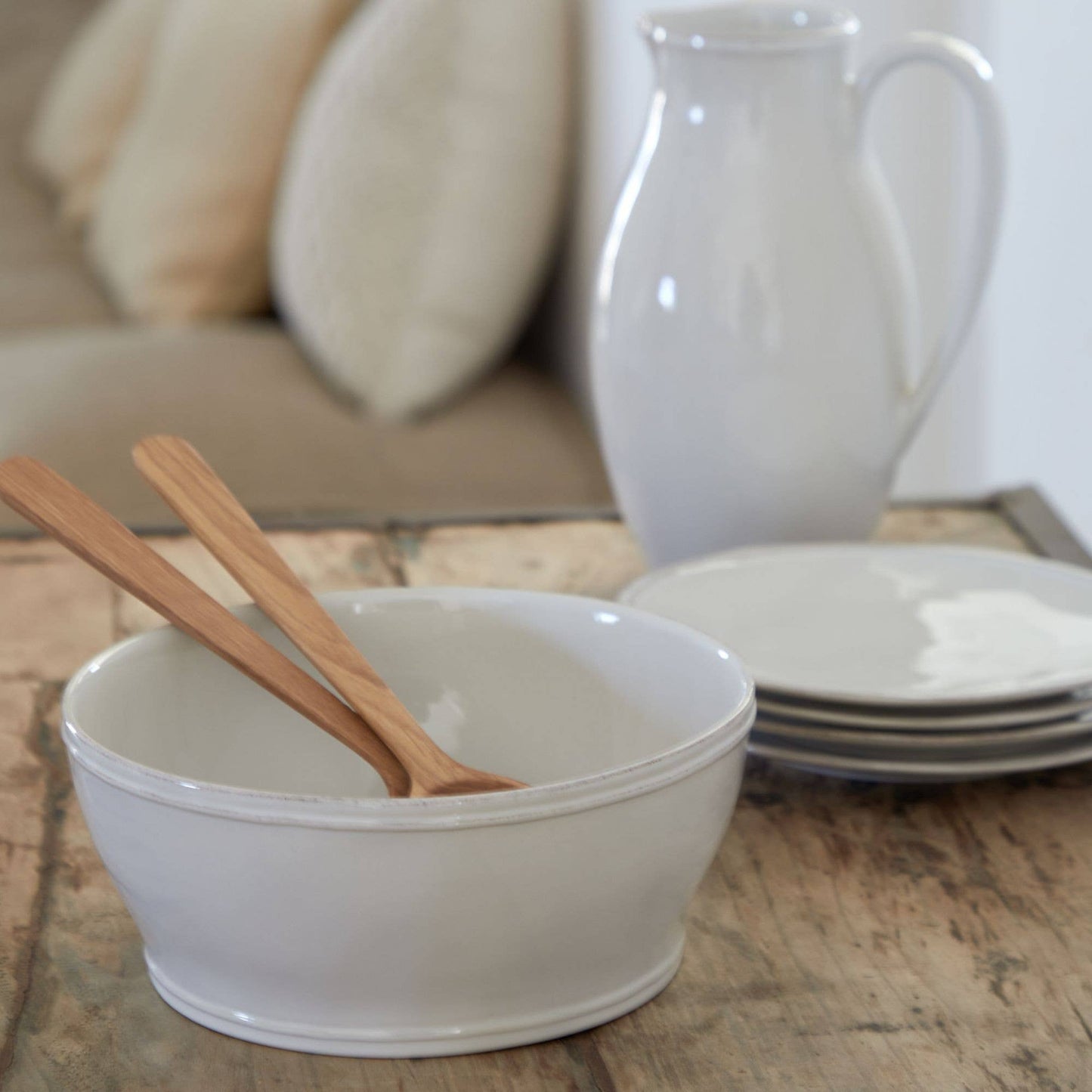 Saladier en grès fin présenté sur une table dressée avec des couverts à salade – art de la table campagne chic