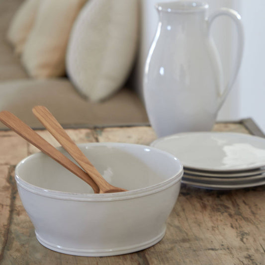 Saladier en grès fin présenté sur une table dressée avec des couverts à salade – art de la table campagne chic