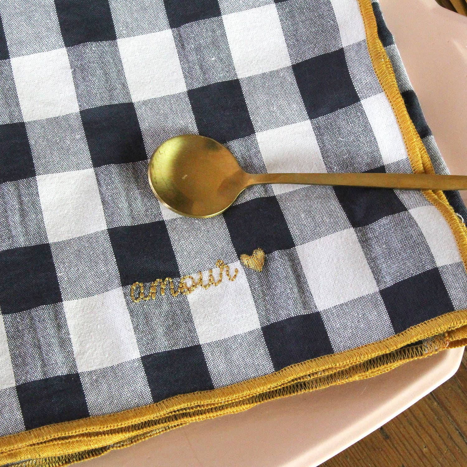 serviette de table vichy brodée anthracite et dorée en coton Seersucker