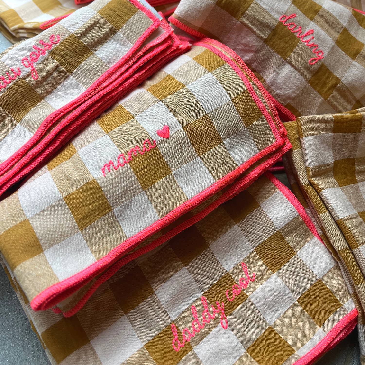 serviette de table vichy brodée rose fluo en coton Seersucker
