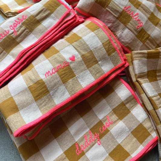 serviette de table vichy brodée rose fluo en coton Seersucker