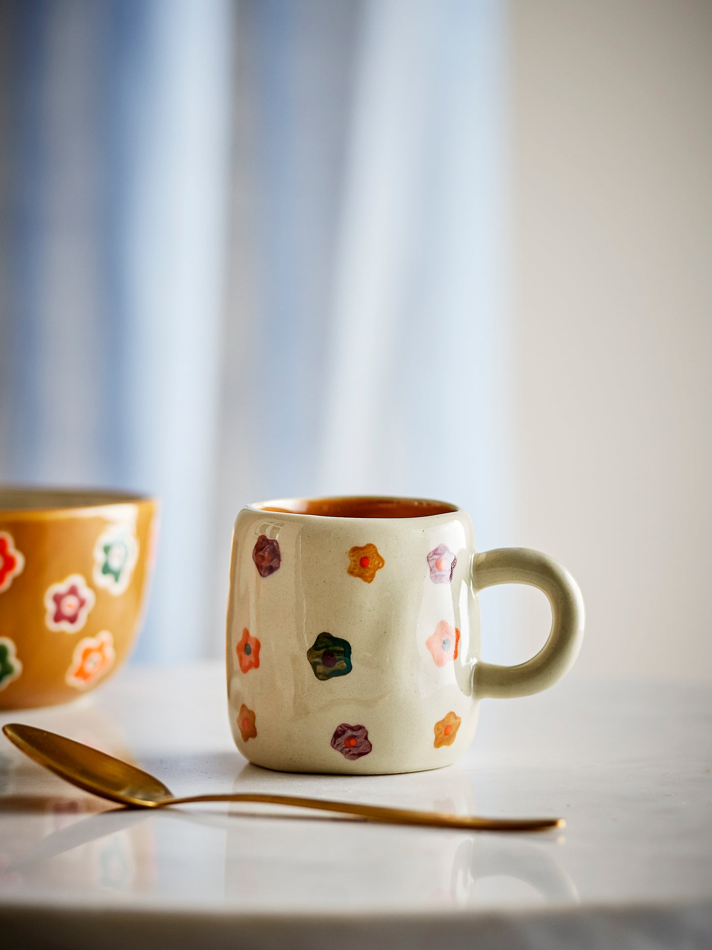 Tasse Addy en céramique avec fleurs peintes à la main, idéale pour le chocolat chaud ou le goûter.