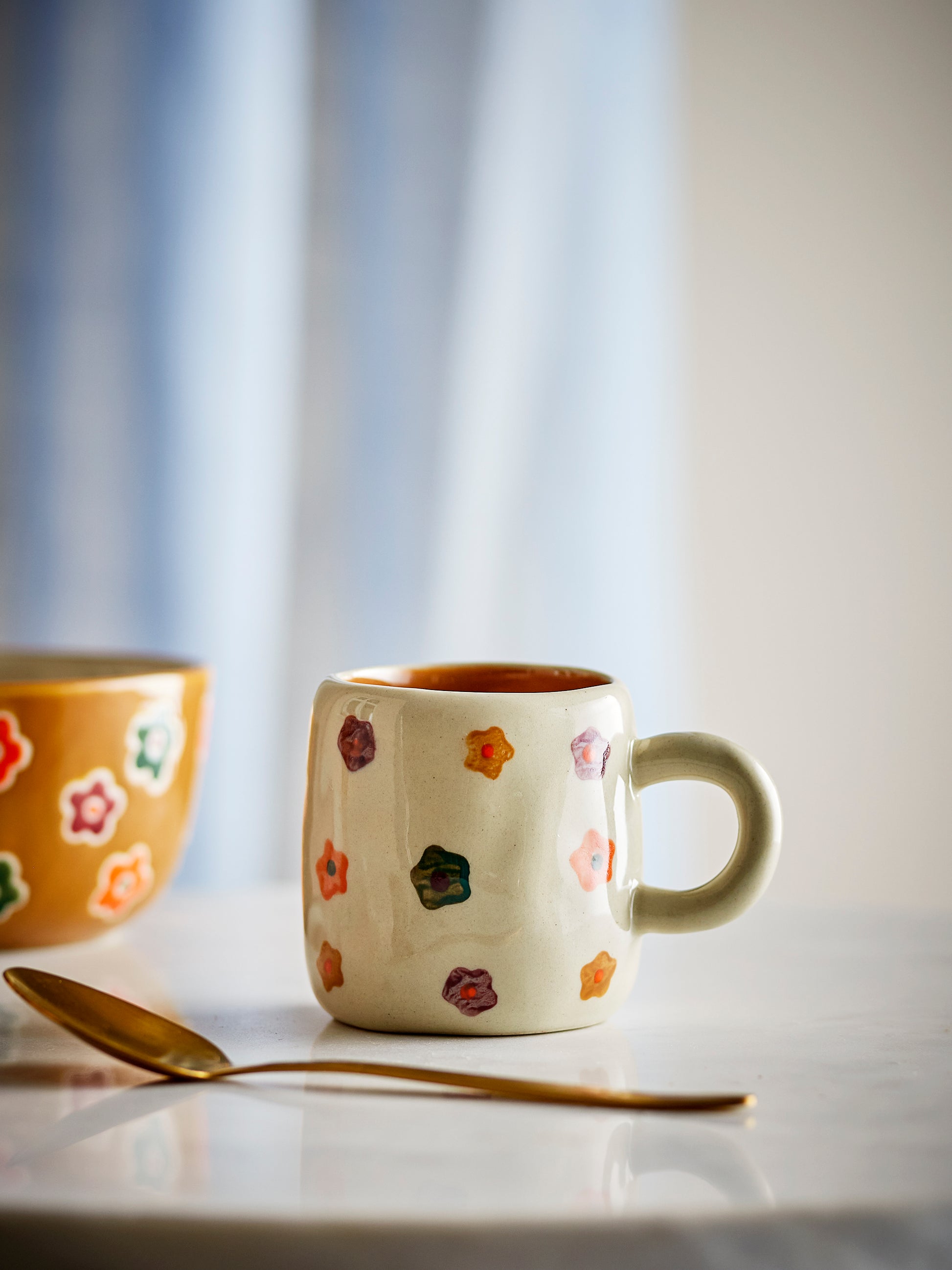 Tasse Addy en céramique avec fleurs peintes à la main, idéale pour le chocolat chaud ou le goûter.