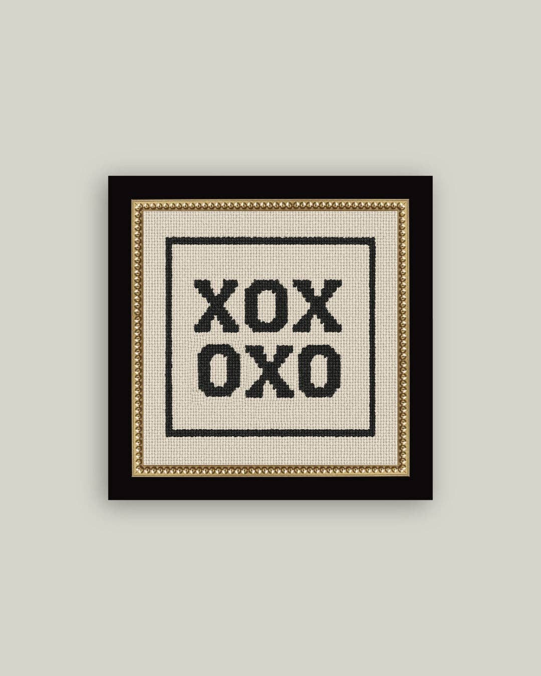 Tableau XOX OXO sur toile encadrée, motif typographique noir façon point de croix, décoration murale Madame Beaumont. petit format